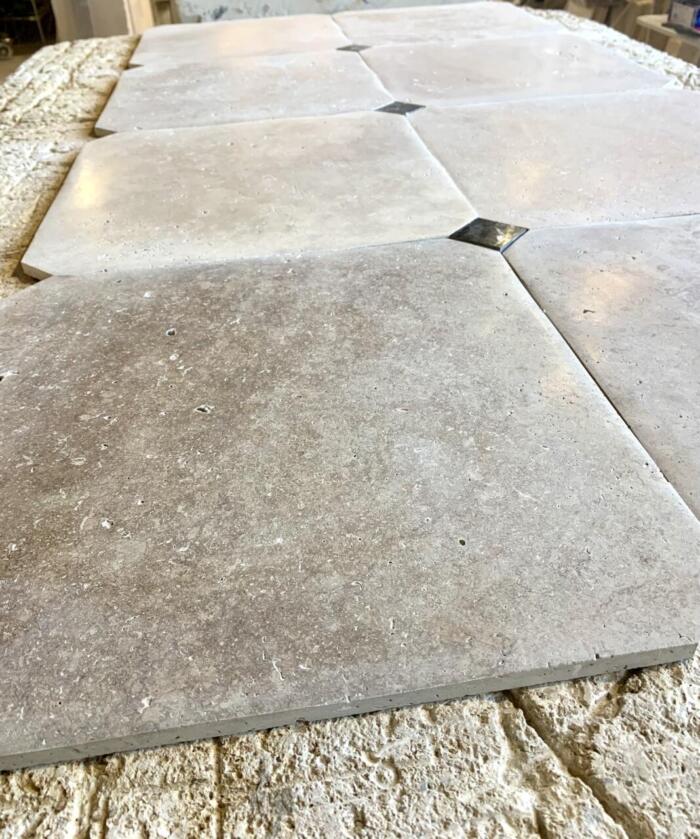 Carrelage pierre en Travertin vieilli main avec cabochon sur 4 pans coupés