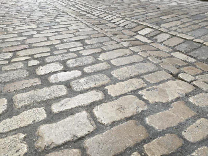 Pavé en calade d'UZES en bandes longueurs libres Largeur 6cm Epaisseur 10cm (265 kg/m²)