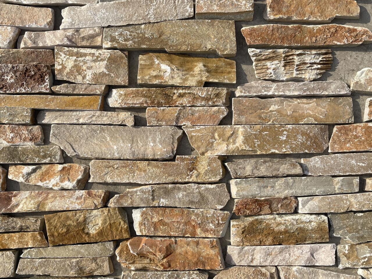https://www.francepierrecatalogue.fr/wp-content/uploads/2021/07/Parement-mural-pierre-naturelle-Quartzite-Dore-en-vrac-loose-stone-loose-stone.jpg